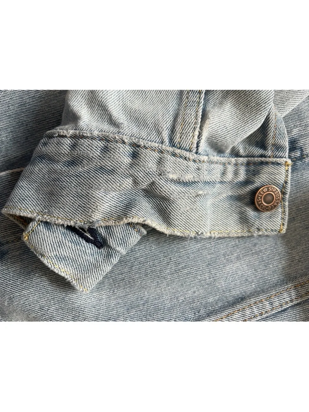 Levi’s Trucker Jacket 72334‑0131 Men’s XL • Soft Broken‑In Denim • Light Wash Fa